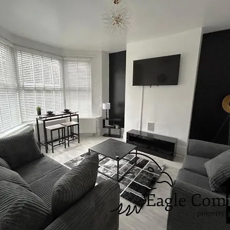Holiday home 5 Bedroom House-20 Percent Off Monthly